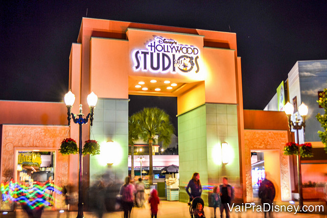 Meu parque amado! Foto de uma das entradas do Hollywood Studios à noite, iluminada. 