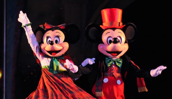 Mickey e Minnie em trajes natalinos.