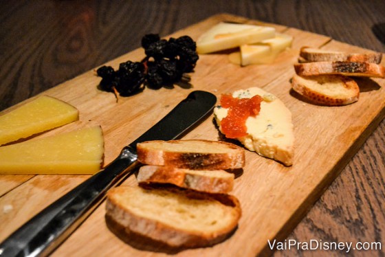 Foto da tábua de queijos antes do jantar. 