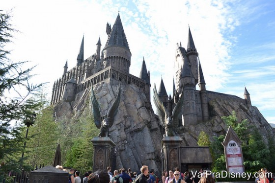 Foto do castelo de Hogwarts que fica no Islands of Adventure, com o céu azul ao fundo. 