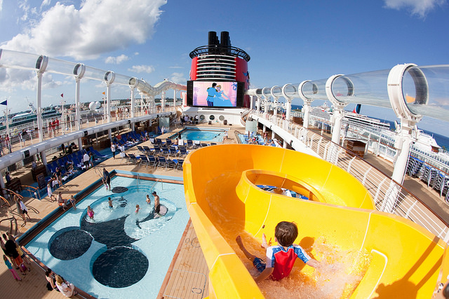 Piscinas, recreação infantil, teatros, cinema, restaurantes e festas são só algumas das opções de entretenimento no Disney Cruise.