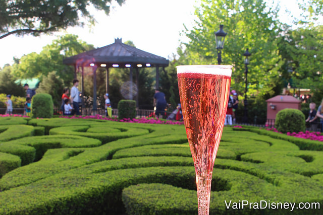 O Epcot tem boas e variadas opções de bebida alcóolica, fica a dica de fazer o <a href="http://www.vaipradisney.com/blog/drinking-around-the-world-epcot/" target="_blank" rel="noopener noreferrer">Drinking Around The World</a>