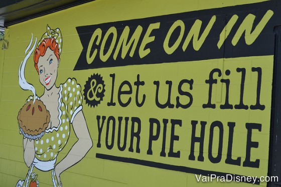 A decoração do Se7en Bites já começa do lado de fora. Pintura com uma dona de casa dos anos 50 e o texto "Come on in & let us fill your pie hole" 