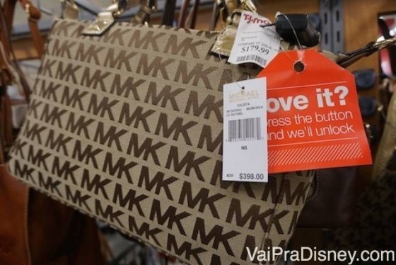200 dólares de desconto tá bom? :) Foto de uma bolsa da marca Michael Kors, com algumas etiquetas 