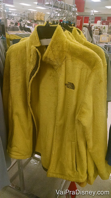 T.J.Maxx - Queria um casaco? Queria! Queria um dessa cor? Não, muito obrigada! Foto de um casaco amarelo à venda na T.J. Maxx