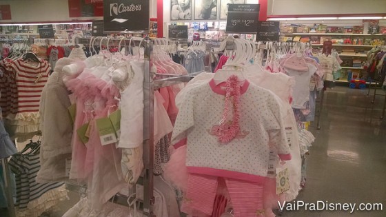 Carter's, famosa marca de roupa infantil, também está na T.J.Maxx. Foto de uma arara com roupas de bebê à venda na T.J. Maxx