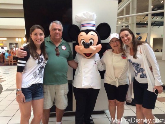 No Chef Mickey's com a família toda