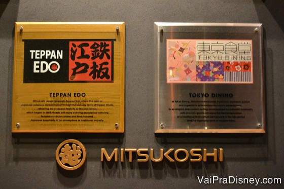 Foto das placas do Tokyo Dining e do Teppan Edo. O Teppan Edo fica meio que nos fundos do Tokio Dining