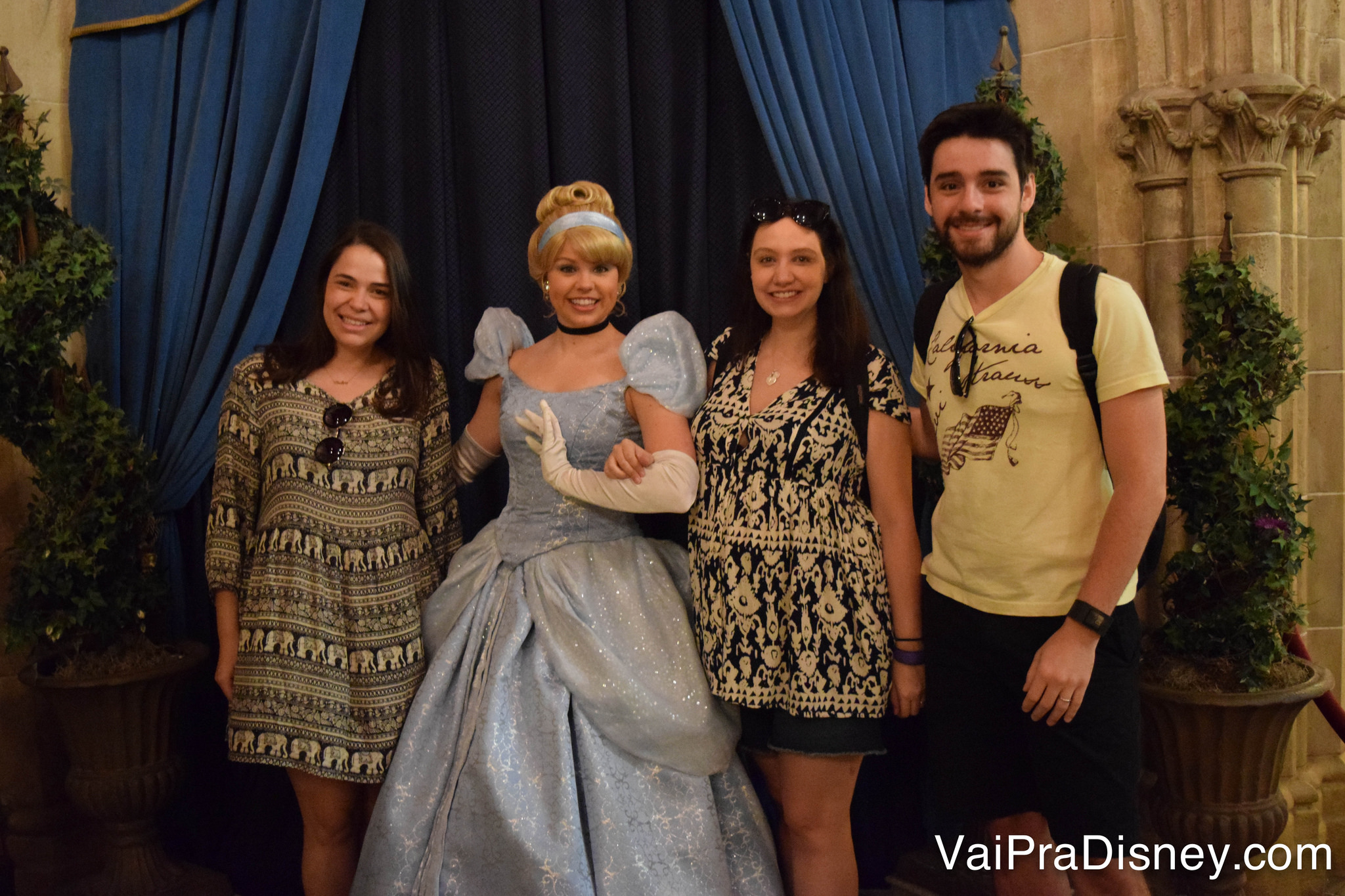 Todo mundo que vai ao Cinderella's Royal Table garante sua foto com a anfitriã! :)