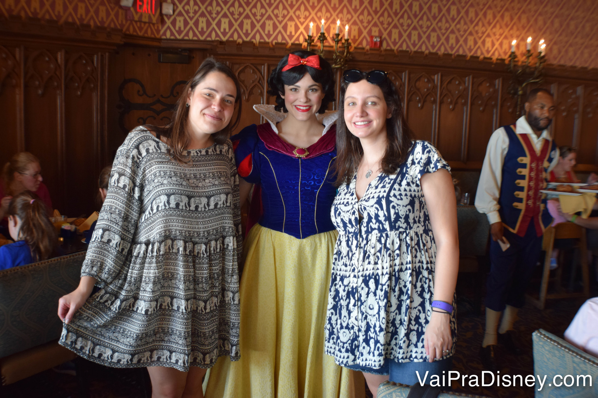 Encontramos no Cinderella's Royal Table a Branca de Neve, Jasmine, Aurora e Ariel. Obs: só a Bia quer ser princesa segurando o vestidinho, né? :D