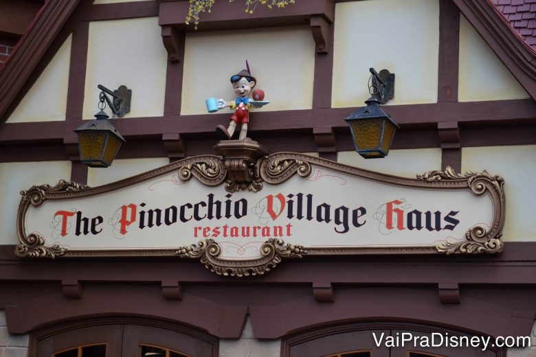 O café da manhã é servido no Pinocchio Village Haus, lá na Fantasyland mesmo.