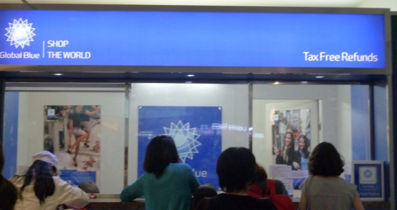 Balcão de Tax Free em aeroporto europeu. Por lá, essa é uma política bem mais comum