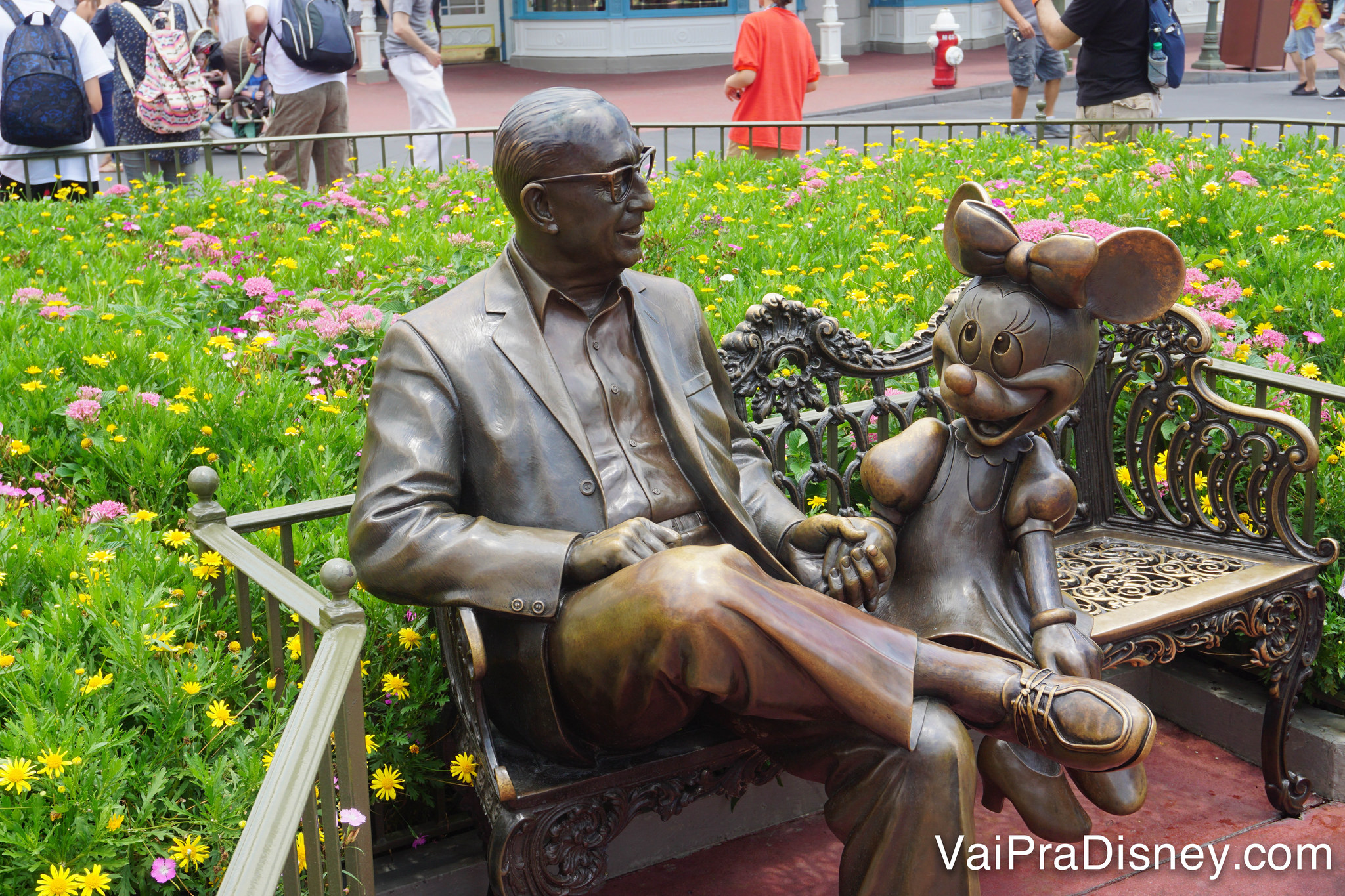 Foto da estátua do Roy Disney com a Minnie que fica na Main Street