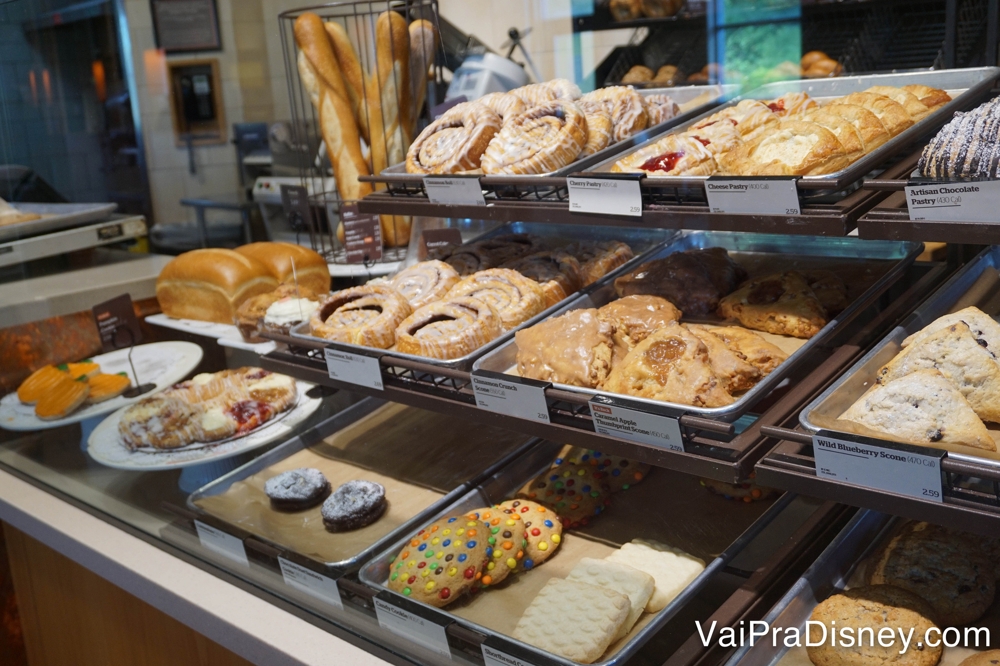 A vitrine de pães e cookies do Panera Bread, inclusive com baguete de pão francês 