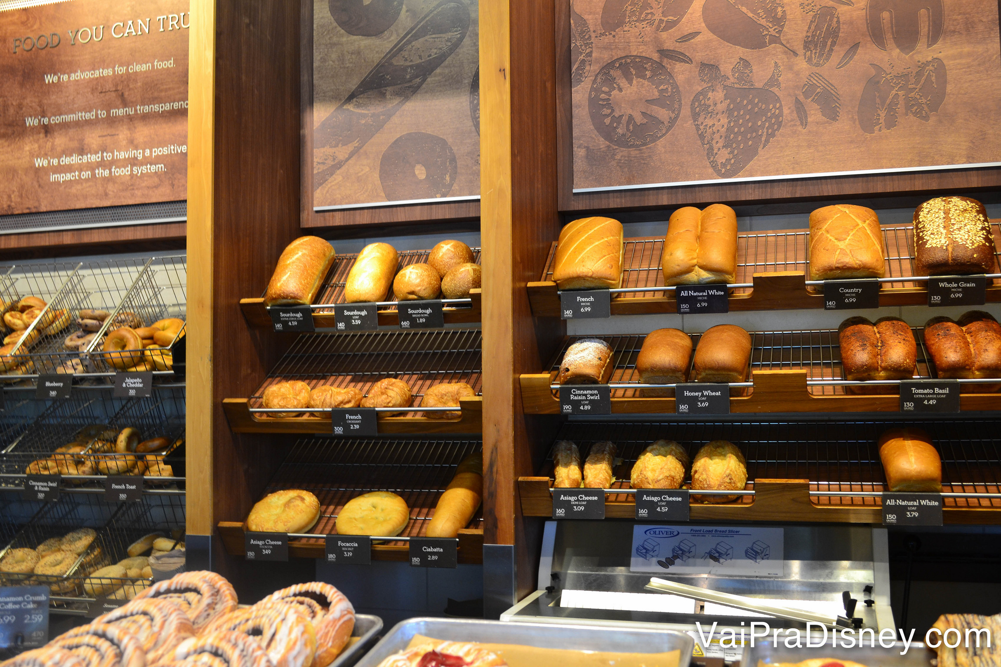 Algumas das muitas opções de pães da Panera Bread
