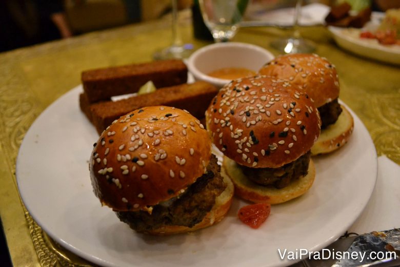 Um prato com três mini hambúrgueres 