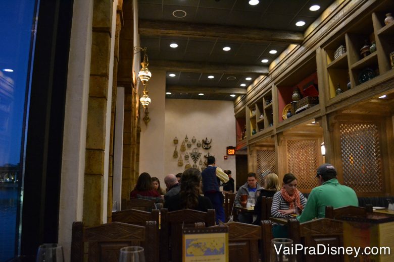 Foto da área interna do restaurante, com tema marroquino.