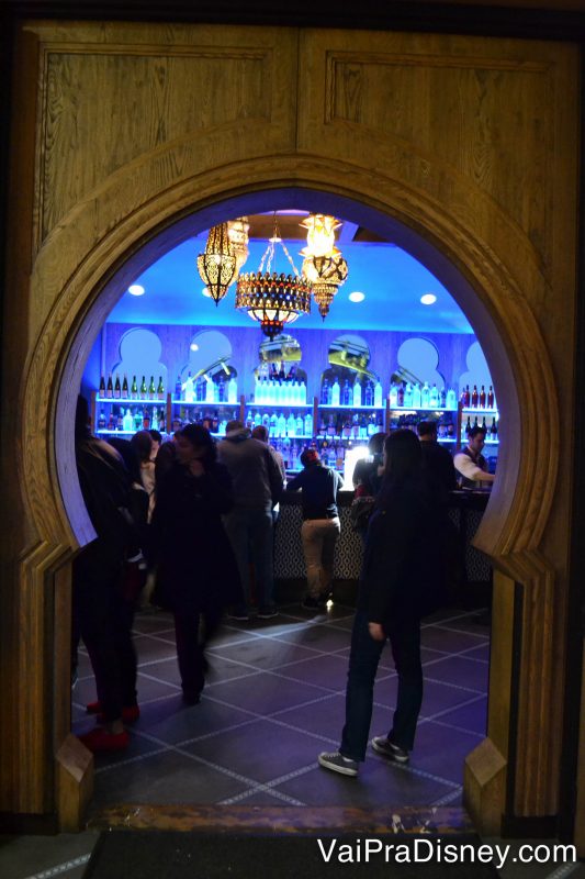 O bar do Spice Road Table, iluminado com uma luz azul e com lustres e formas marroquinas 