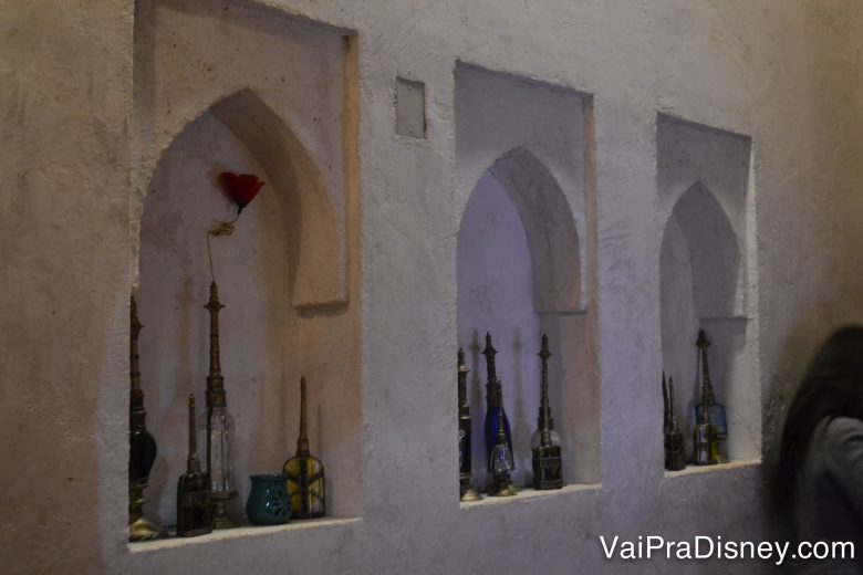 Os detalhes da decoração com tema marroquino.