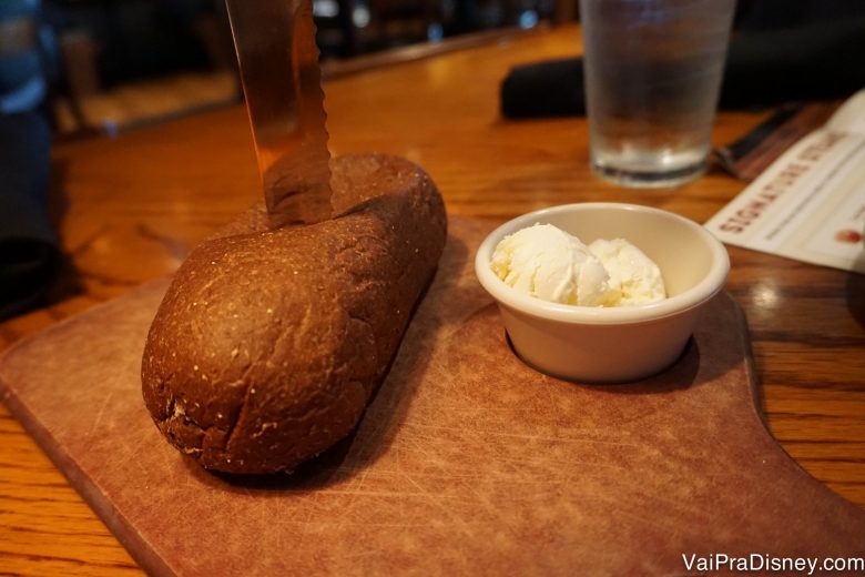 O famoso pãozinho do Outback! Foto do prato no Outback de Orlando com o pão australiano e a manteiga ao lado 