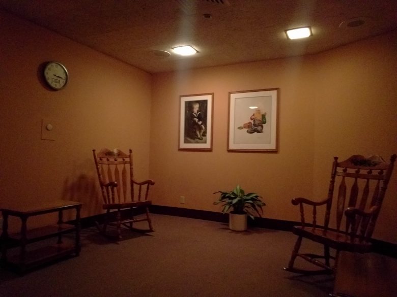 Foto da sala de amamentação do Epcot, com a cadeira de madeira  