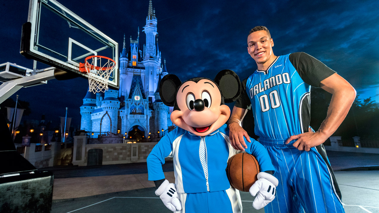 Mickey e Aaron Gordon, uma das estrelas do Orlando Magic, anunciam o patrocínio