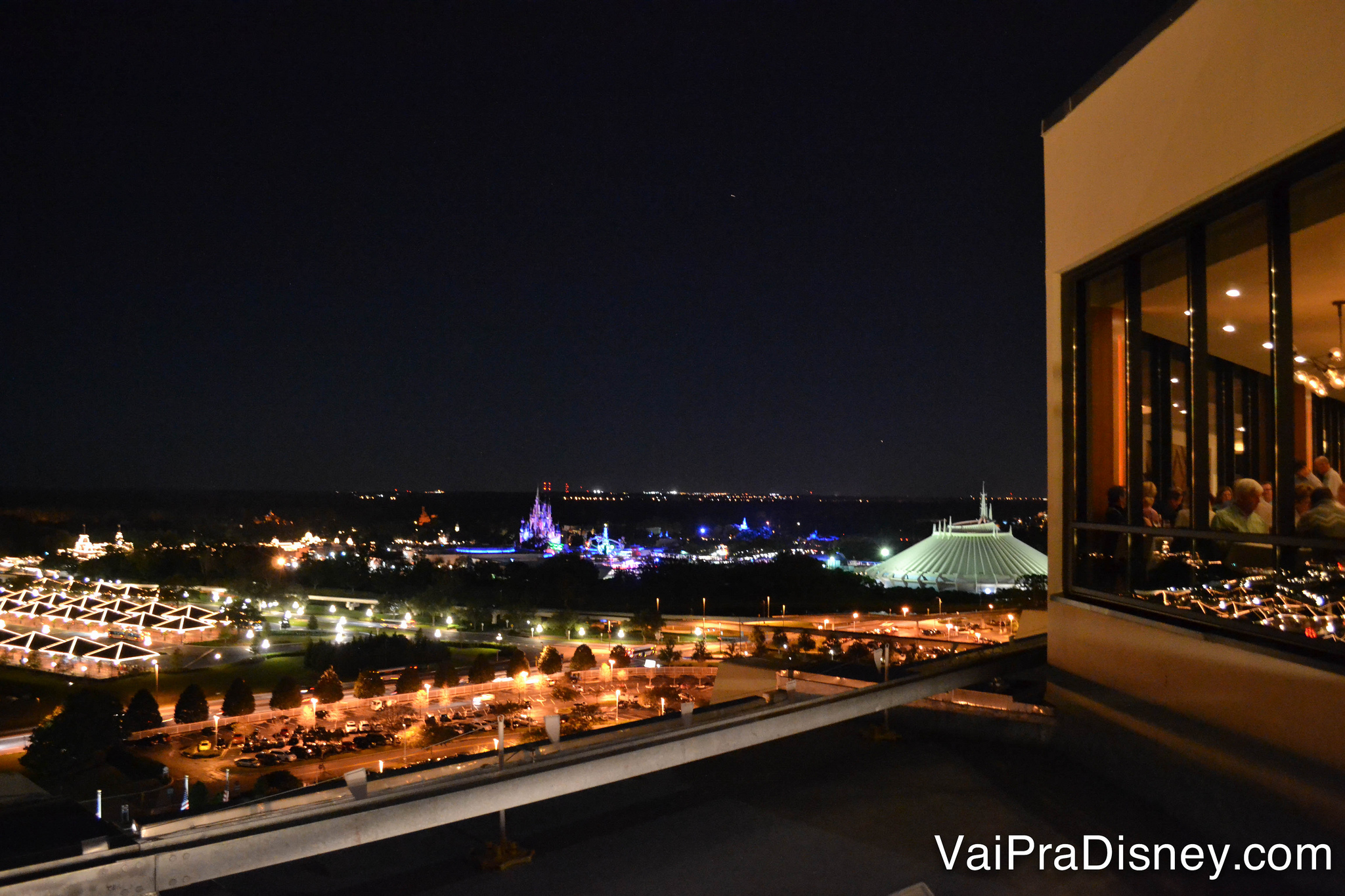 Vista do topo do Contemporary para o Magic Kingdom, onde acontecerão as novas festas de ano novo da Disney.