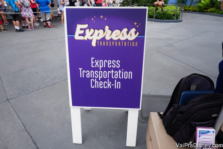 Foto da placa roxa indicando o ponto para embarcar no Express Transportation da Disney 