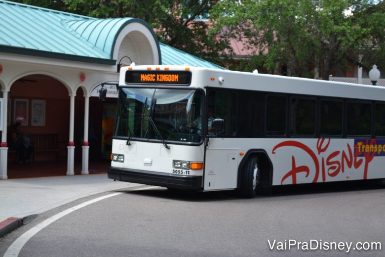 Foto do ônibus do Express Transportation da Disney com destino ao Magic Kingdom
