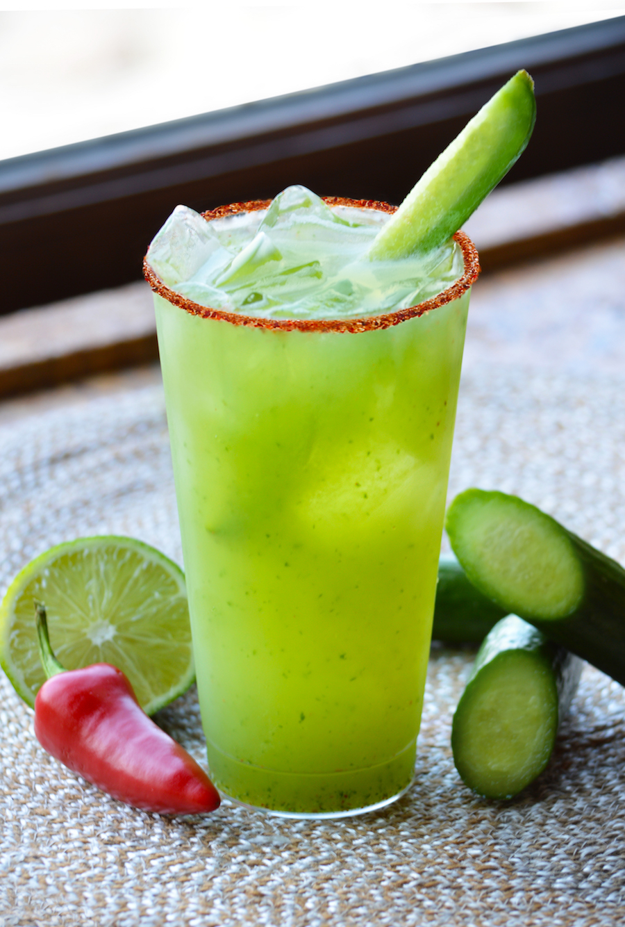 Tequila, lima, ágave, laranja e pepino. Bem curioso, né?