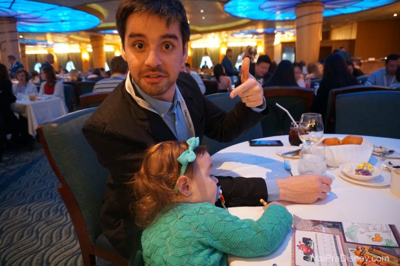 Foto do Felipe com a Julinha abraçada a ele durante o jantar 
