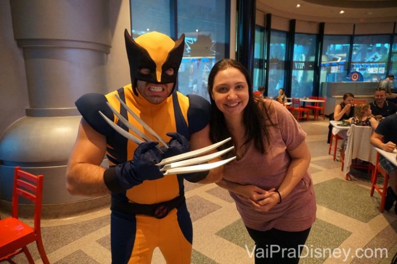 Renata com o Wolverine no jantar da Marvel 
