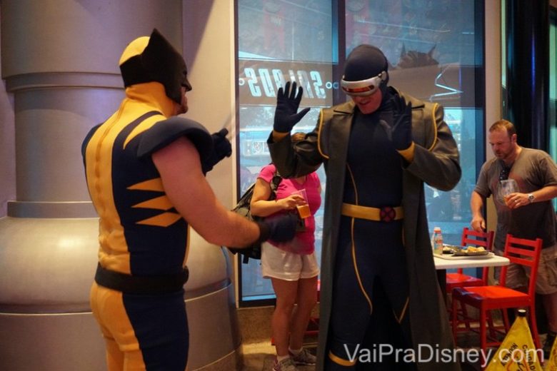 Wolverine e Ciclope conversando no jantar com personagens da Marvel 