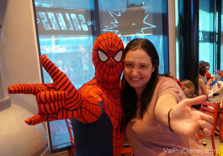 Foto da Renata com o Homem-Aranha no jantar com heróis da Marvel no Islands of Adventure 