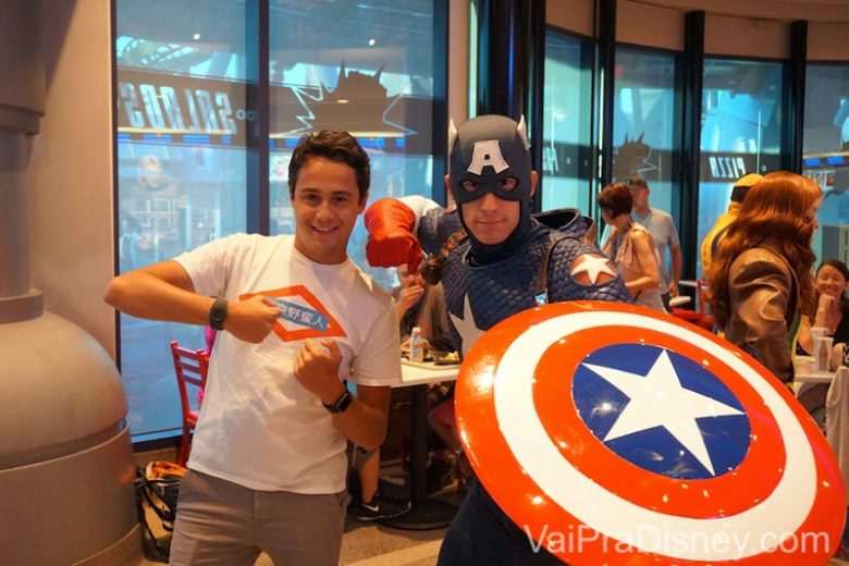 Henrique com o Capitão América no jantar com personagens da Marvel 