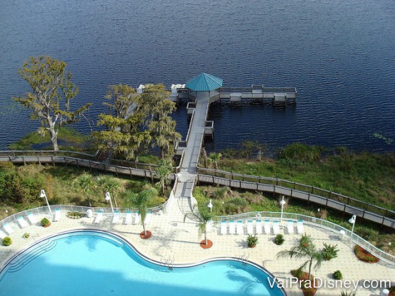 Foto da piscina e do lago do Blue Heron vistos do alto do apartamento