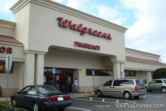 Foto da fachada do Walgreens, com alguns carros estacionados na frente. 