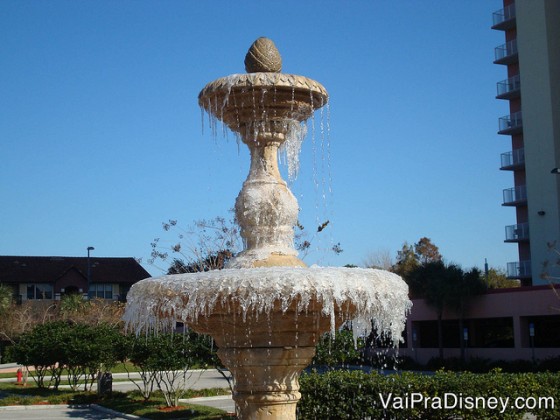 A fonte do Blue Heron congelou em um dia de muito frio que pegamos em Janeiro. Foto da fonte congelada no Blue Heron, com o céu azul ao fundo 