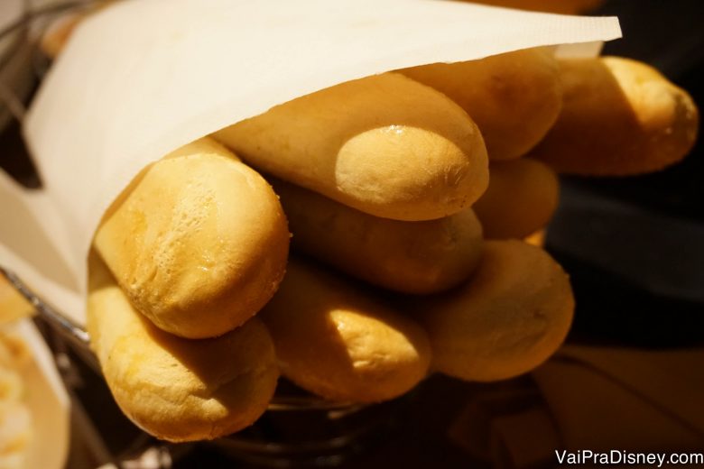 Pão delicioso do Olive Garden! Foto dos palitos de pão embrulhados em um papel branco 