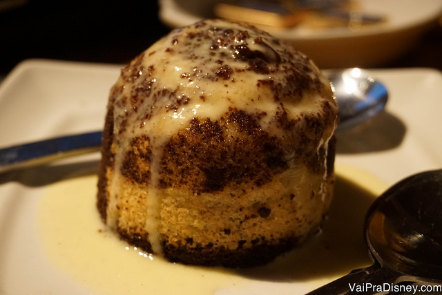 Bolinho fechado. Foto do prato no Olive Garden com um bolinho de chocolate coberto com calda 