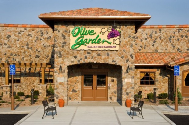 Olive Garden, a mesma carinha em todos os EUA. Foto da fachada do Olive Garden, com a placa indicando o nome do restaurante 