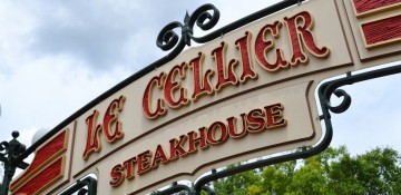 Foto da placa do Le Cellier Steakhouse, no Epcot, vermelha e branca.