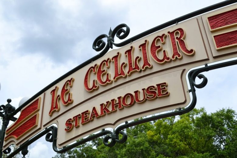 Le Cellier Foto da placa do Le Cellier Steakhouse, restaurante do pavilhão do Canadá no Epcot