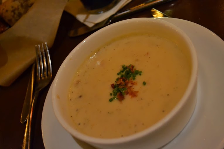 A Sopa de Cheddar Branco no prato 