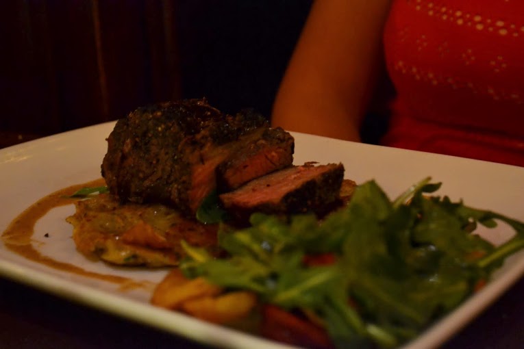 Foto do prato com carne e salada de acompanhamento 