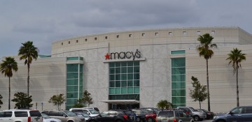 Macy's do Florida Mall, do lado de fora. Dá para estacionar ali do lado e entrar direto na loja.