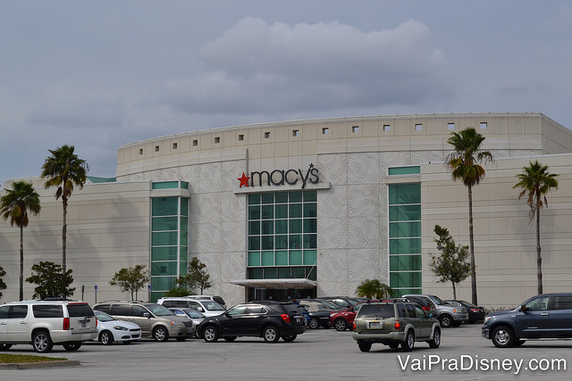 Macy's do Florida Mall, do lado de fora. Dá para estacionar ali do lado e entrar direto na loja.