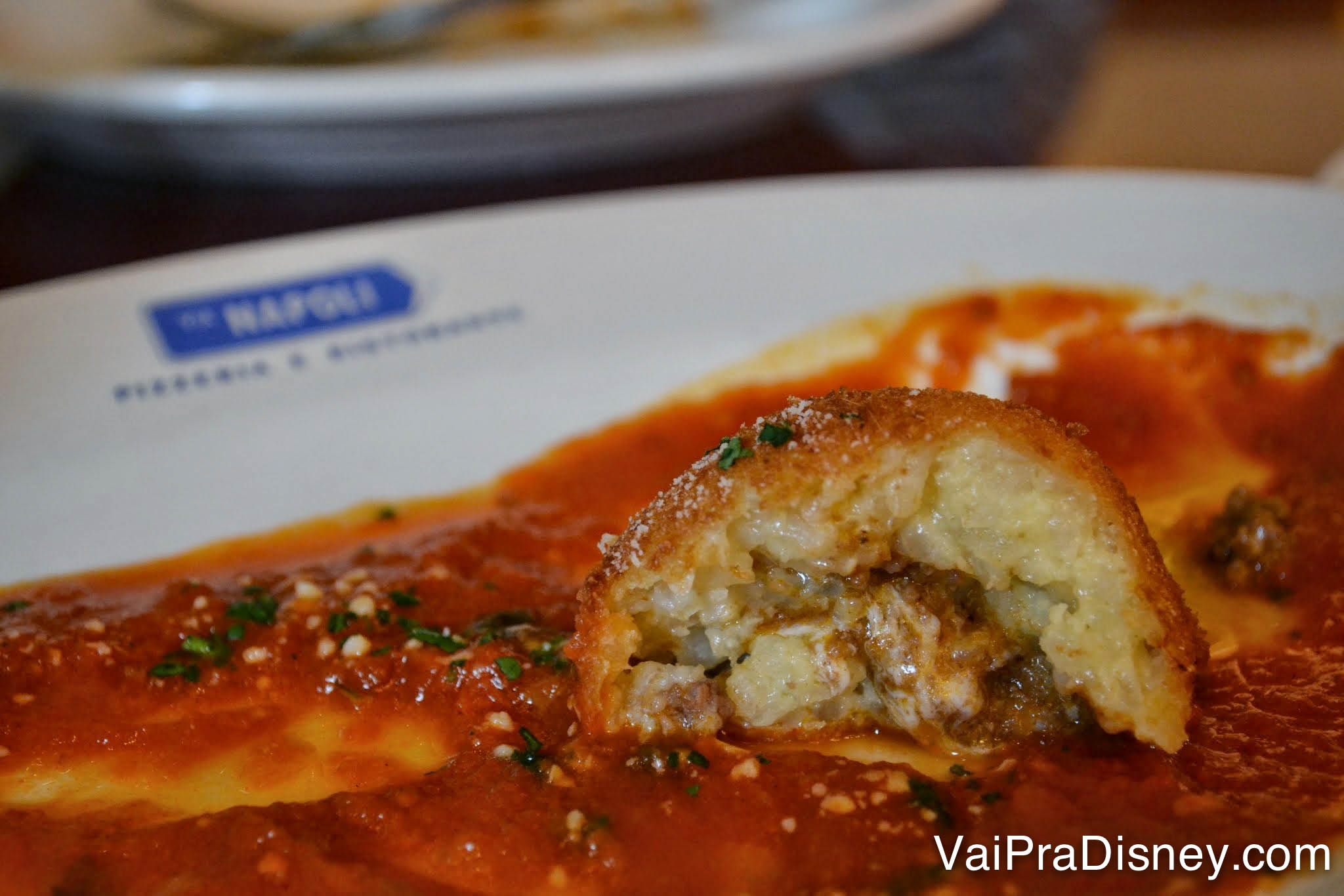 O arancini, um bolinho de risoto recheado com carne