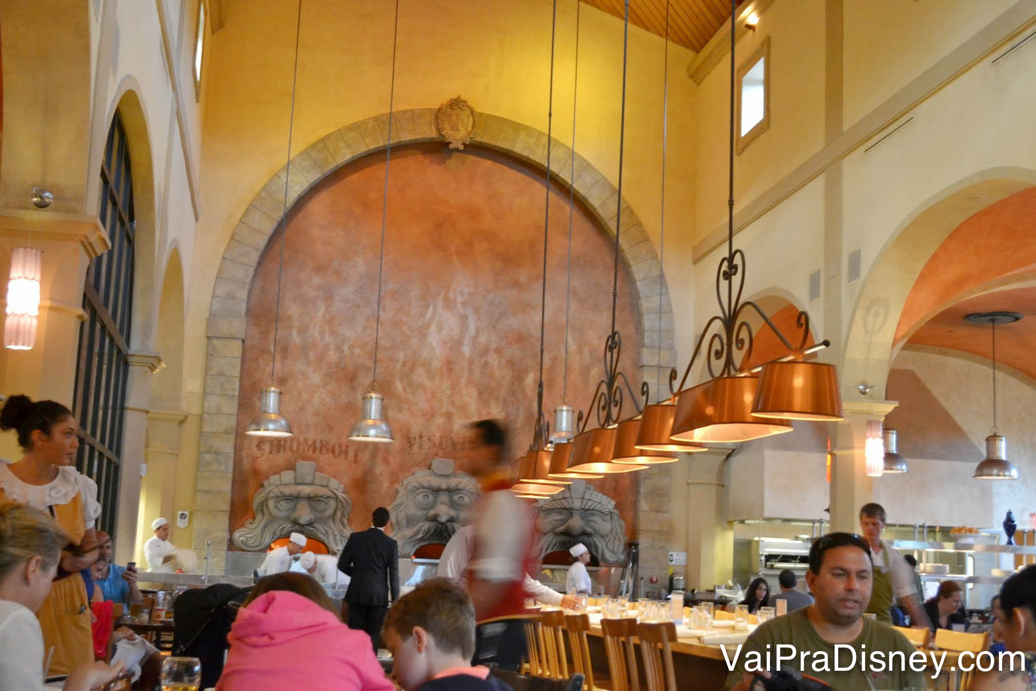 Ambiente do restaurante, com detalhes que remetem à Itália e fornos a lenha 