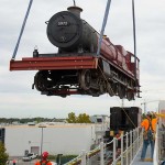 Harry Potter - Colocação do trem a vapor que será utilizado no transporte entre os dois parques